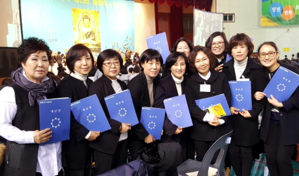 2015년 봄경전반 졸업식에서 전원 개근한 도반들과 함께 이명애 님(앞줄 오른쪽에서 세 번째)
