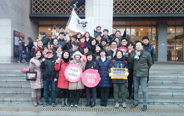 평화대회 두 번 째줄 검은 모자 쓴 아들 장현교 님과 오른쪽 옆 어머니 한미란 님