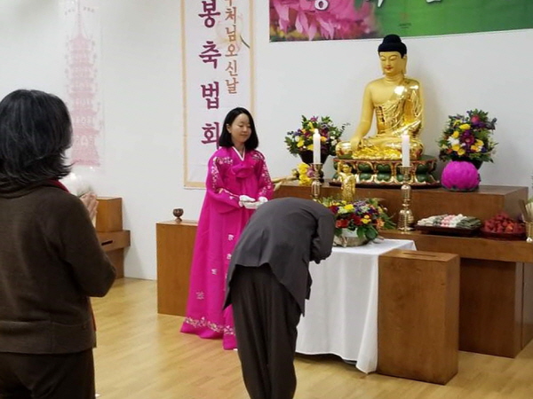 2017년 부처님 오신 날에 고운 한복을 입고 있는 정혜진 님