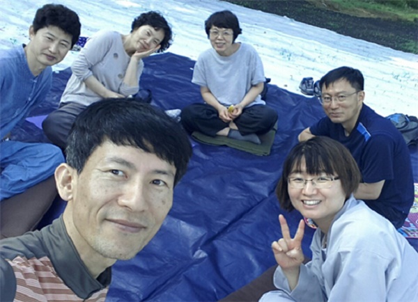  봉림 사지 새벽기도(뒷줄 왼쪽에서 두 번째)