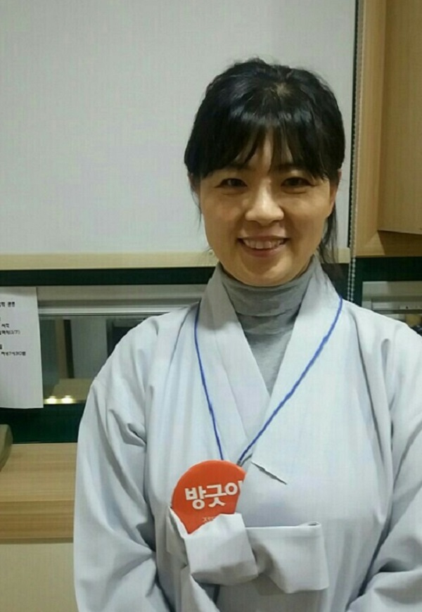 방긋  웃으며 도반을 맞이하는 김민정 님