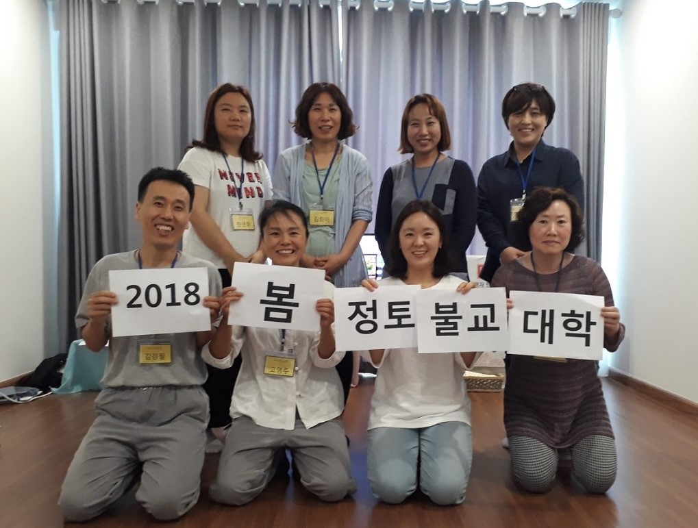 2018년 하노니 불교대학 입학식 사진, 앞줄 왼쪽부터 김경필, 고명주 님, 뒷줄 왼쪽에서 두 번째에 김화미 님, 세 번째에 최소연 님