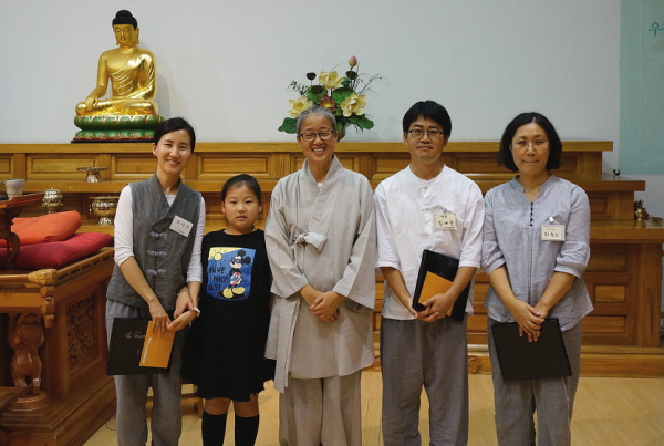 (법사님 왼쪽) 서현법당 엄지선 님, (법사님 오른쪽) 거창법당 김대중 님, 양덕법당 하상의 님. 
