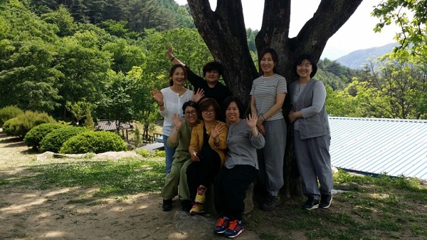 서암스님 감나무 아래에서 제주 도반들과 