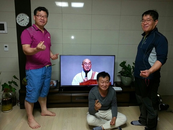 집에서 열린법회 중인 문규철 님(왼쪽)과 의리형님들