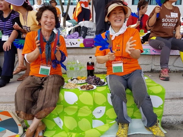 통일 체육 축전에서 도반 정두선 님과 열심히 응원하는 모습(오른쪽 김순옥 님)
