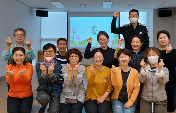 2023. 4. 29 정토사회문화회관_모둠활동 도량청정(아랫줄 왼쪽 네 번째 이정숙 님)