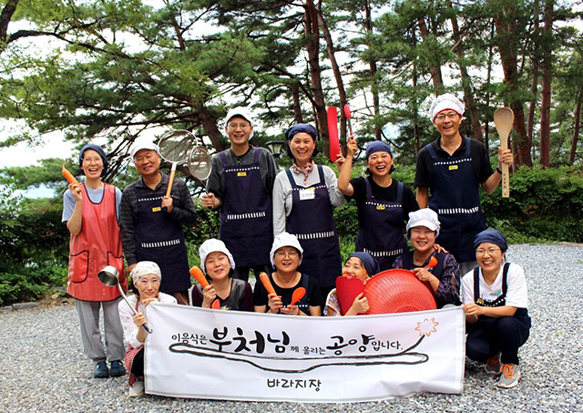 바라지장 단체 사진(뒷줄 오른쪽에서 두 번째가 유윤정 님)