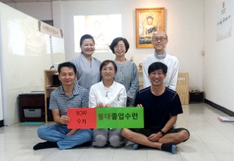 3년 만에 배출된 방콕 법당의 귀한 불교대학 졸업생들(앞줄 왼쪽부터 이춘회 님, 윤선영 님, 유선일 님)