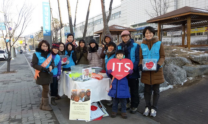거리 모금 마치고 다 함께 찰칵!