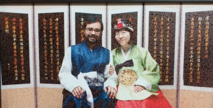 손녀의 혼례식. 뒤에는 실상화 보살님이 1981년(53세)에 수놓은 '반야심경' 병풍. 손녀의 혼례식. 뒤에는 실상화 보살님이 1981년(53세)에 수놓은 '반야심경' 병풍.