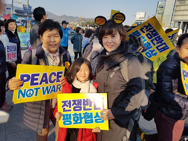 전쟁반대 , 평화협상 행진 (오른쪽 ) 딸과 함께