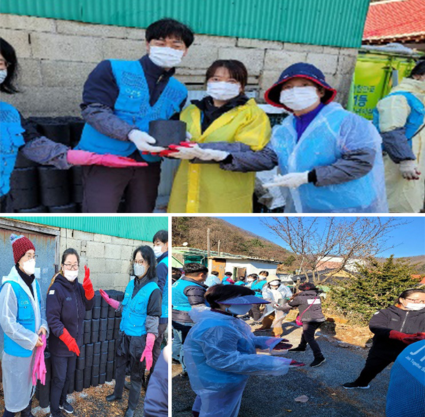 고무장갑 끼고 일사분란하게 한 줄로 쭈욱 늘어서서 손에서 손으로 연탄을 전달합니다.