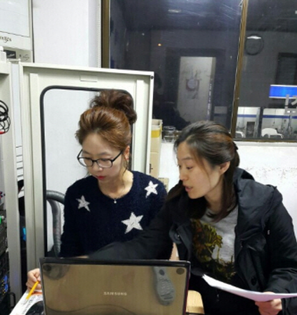 영상과 사회를 맡은 도반들이 원활한 진행을 위해 법회 전 미리 순서를 맞춰 봅니다.
