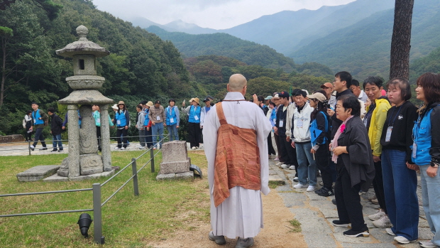 머리로 받치고 있는 이형 탑 앞에서 머리로 받치고 있는 이형 탑 앞에서