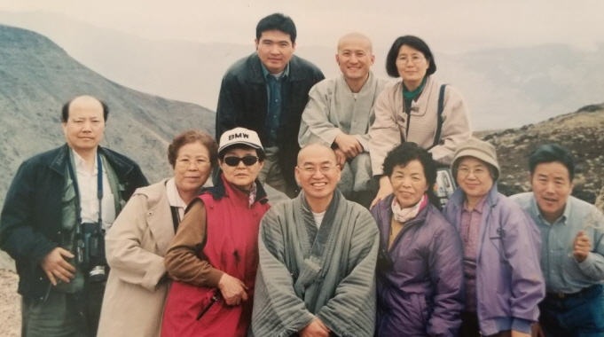 2003. 2. 22~3. 1 미국 LA정토수련원 개원식에 동행한 실상화 보살님(법륜 스님의 왼쪽) 2003. 2. 22~3. 1 미국 LA정토수련원 개원식에 동행한 실상화 보살님(법륜 스님의 왼쪽)