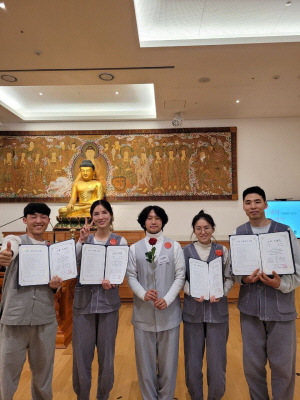 전법회원 수계식에서(오른쪽에서 두 번째가 김민정 님) 전법회원 수계식에서(오른쪽에서 두 번째가 김민정 님)