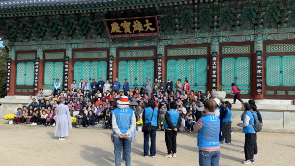 대웅전 앞에서 기념 촬영