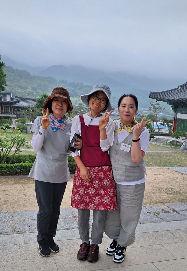 죽림정사에서 도반들과(가운데가 임경화 님)