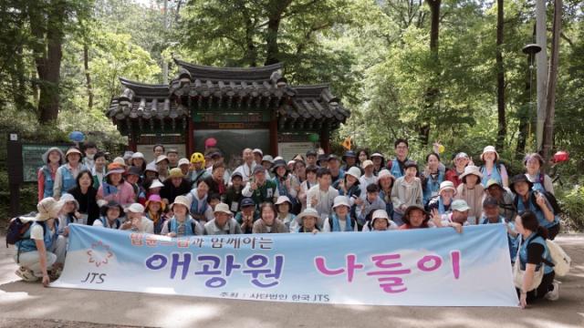 “길가에 핀 한 포기 풀처럼 겸손하게 살고 싶은데, 방법이 궁금합니다.”