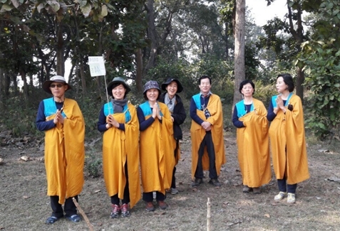 인도성지순례(왼쪽에서 세번째)