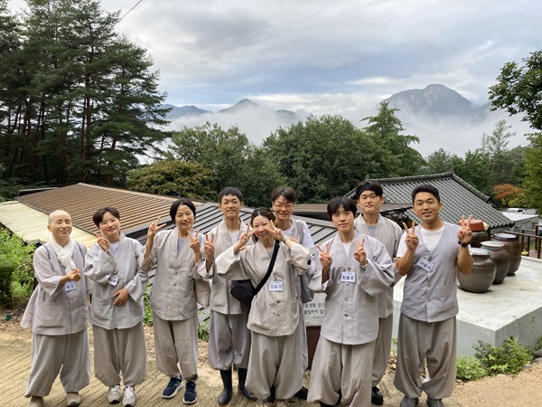 수련원에서(맨 오른쪽이 서동아 님)