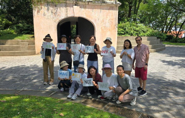 평화 피켓을 들고 평화 피켓을 들고