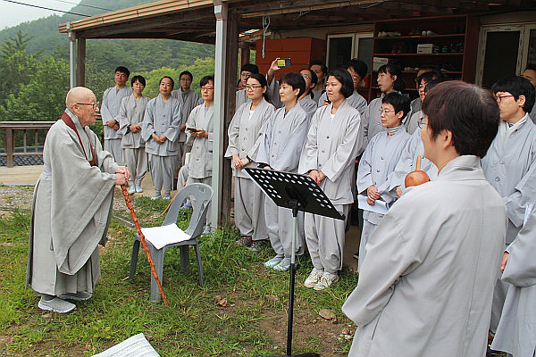 2017년 신축 요사채(생활관) 산신제 때 기도 후 대중들에게 축원하는 모습