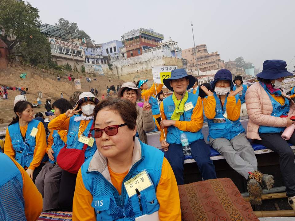 스님의 안내를 받으며 성지순례중인 주인공