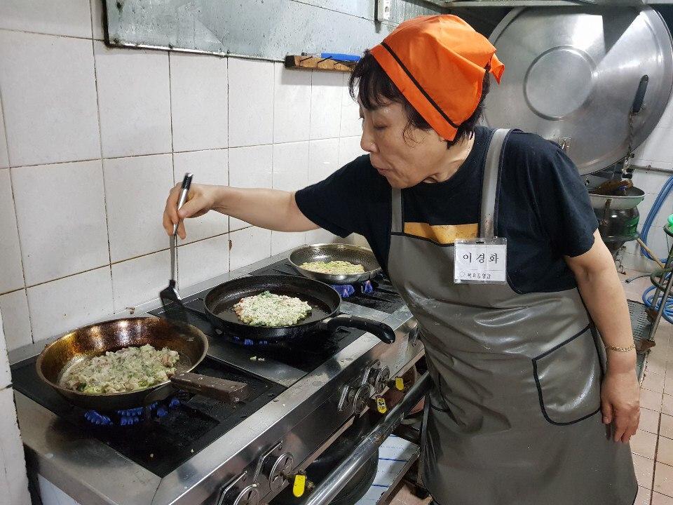 세심하게 살펴가며 공양을 준비합니다