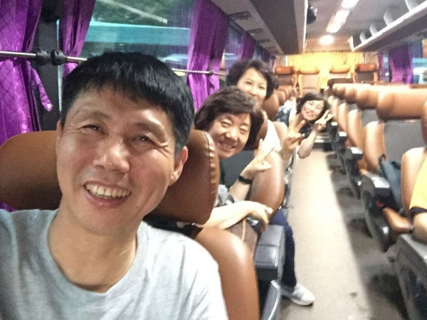 서울남부터미널, 대전행 야간버스에서 도반들과 함께(앞에서 두번째)