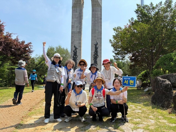 2025년 6월 철원 역사 기행 모둠원들과 함께(첫째 줄 가운데가 이무희 님)