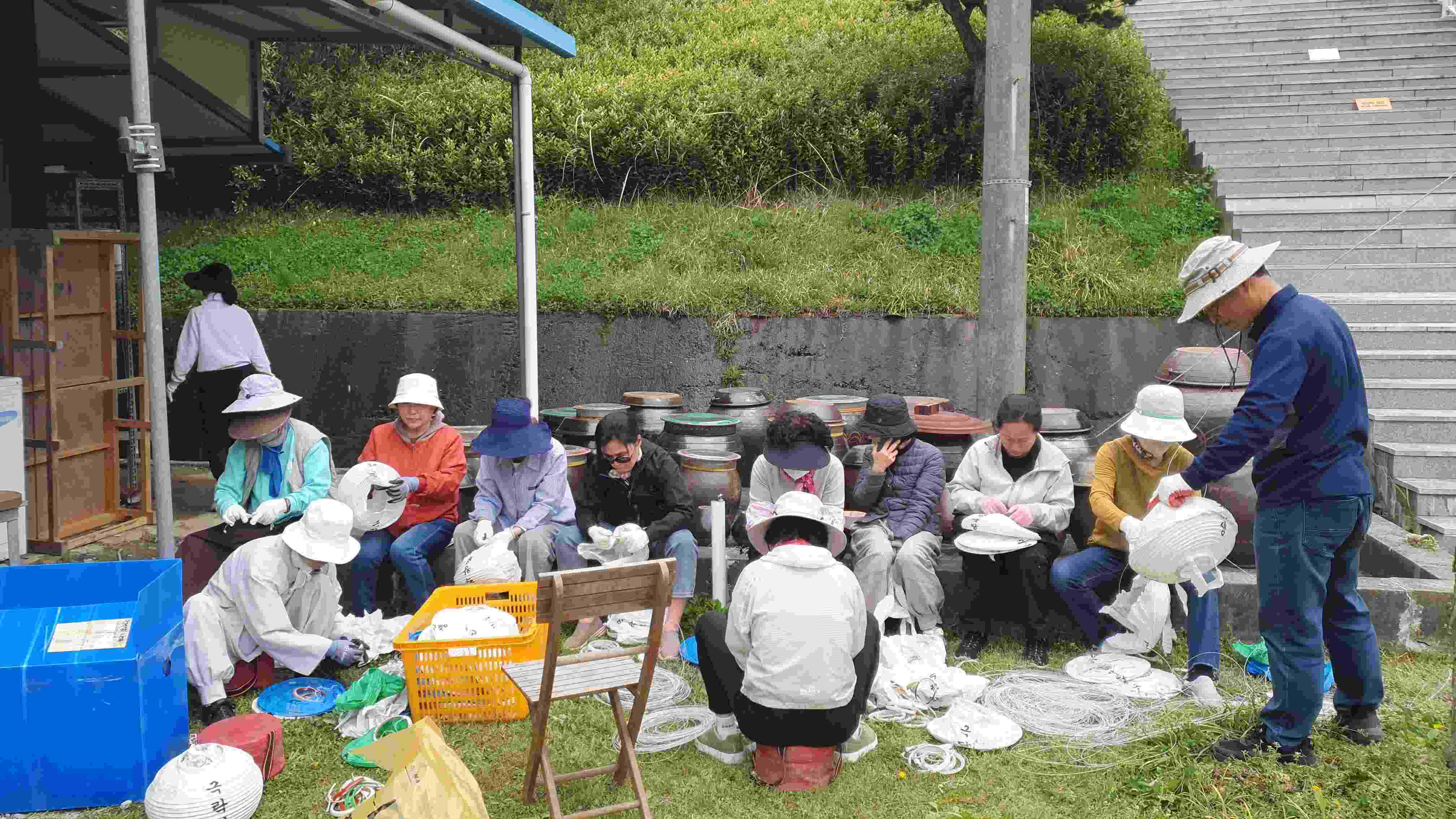 연등 분리 작업,지구 환경을 생각하며 연등 분리 작업,지구 환경을 생각하며