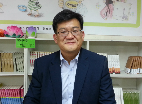 인터뷰를 마치고 흐믓하게 미소짓는 박기용 거사님