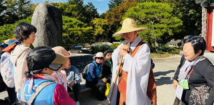 불국사 일주문 앞에서 법륜 스님은 애광원 거주인들과 인사를 나누며 맞이하였다.