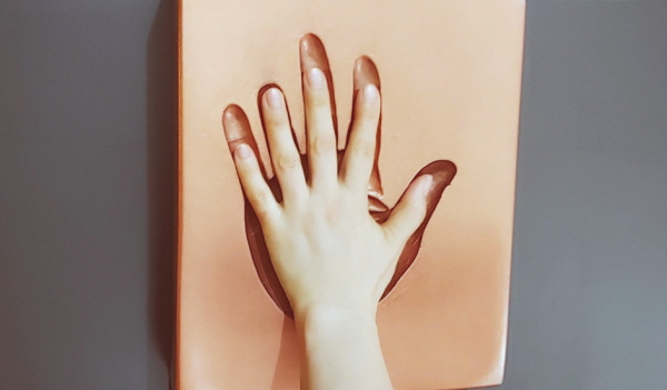 단지(斷指)한 안중근 의사 손바닥의 실제 크기를 재현한 모형