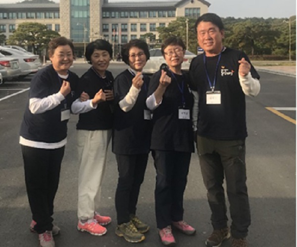 법당 도반들과 함께. 가운데가 김미자 님