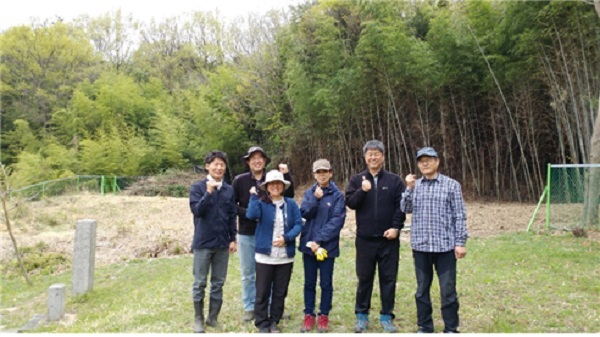 2019년 3월 창원법당 도반님들과 봉림사지 울력을 마치고 (왼쪽 첫 번째가 김필식 님)