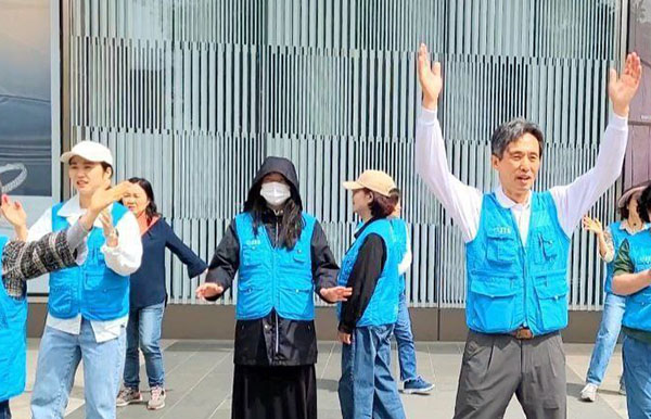 JTS 거리모금 중 율동하며(제일 오른쪽 한복준 님)