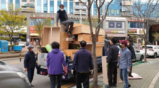 트럭에 가까스로 실은 짐