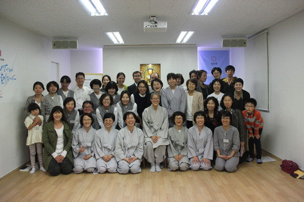 무변심 법사님을 모시고 개원식에 참석한 도반들 모두 함께~