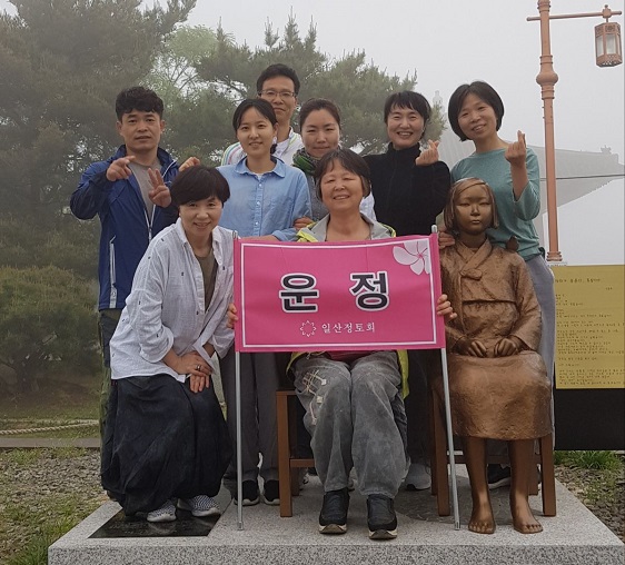 토요일 임진각 통일기도 후 운정법당 도반들과 함께(앞줄 가운데 박형자 님, 앞줄 맨 왼쪽 이정화 님)