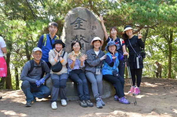 김해지회 경주역사기행 중(앞줄 왼쪽에서 네 번째가 조경옥 님)
