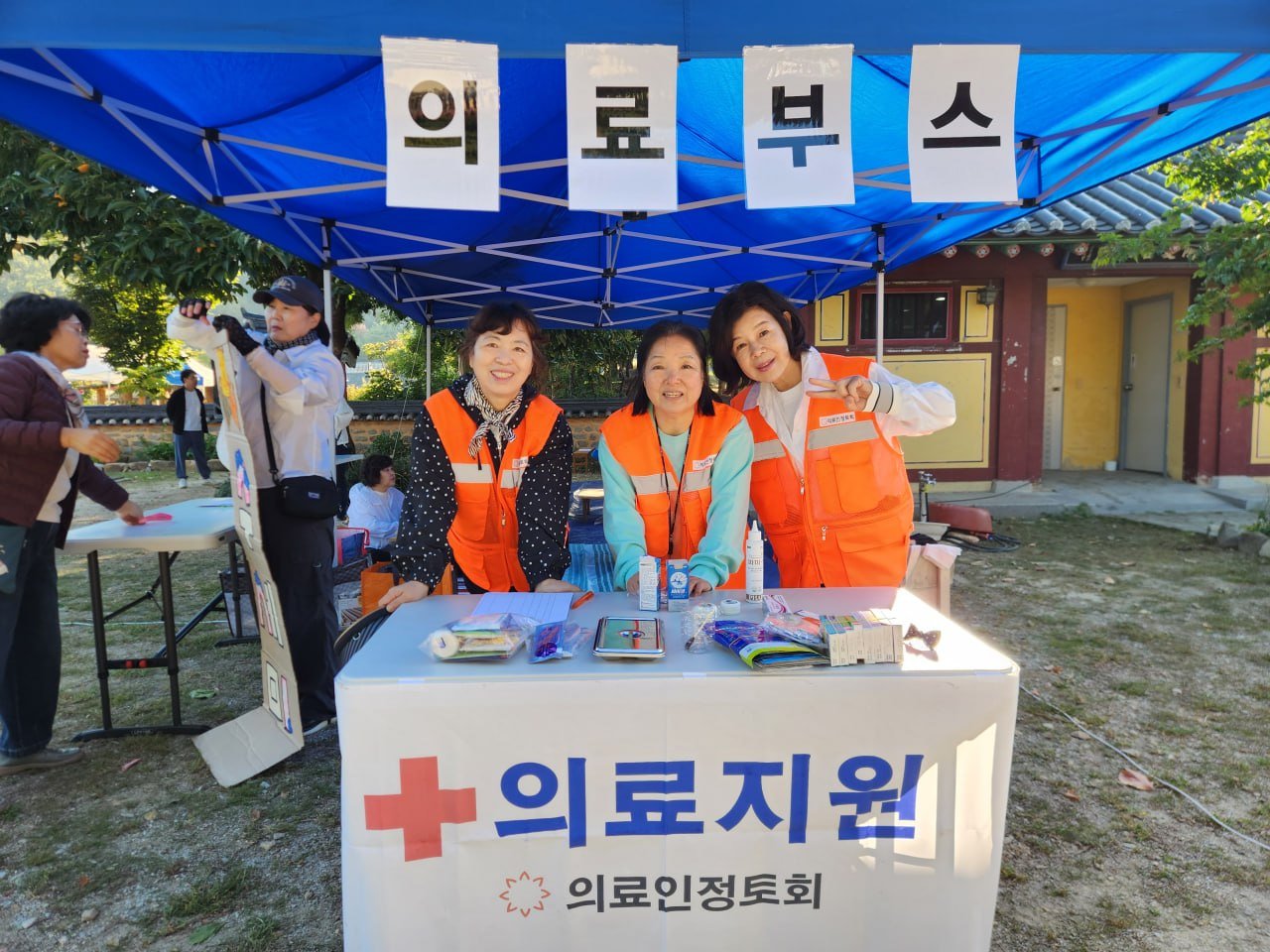 의료인 정토회 회원들 (가운데 달서지회 최명숙 님) 의료인 정토회 회원들 (가운데 달서지회 최명숙 님)