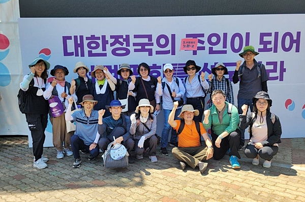 2024년 6.13대법회, 모둠원들과(뒷줄 왼쪽에서 여섯 번째 이재희 님)
