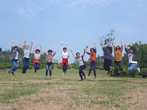 2019년 4월 광교호수공원. 수원법당 불교대학 팀장 나들이(왼쪽에서 다섯 번째 문유미 님)