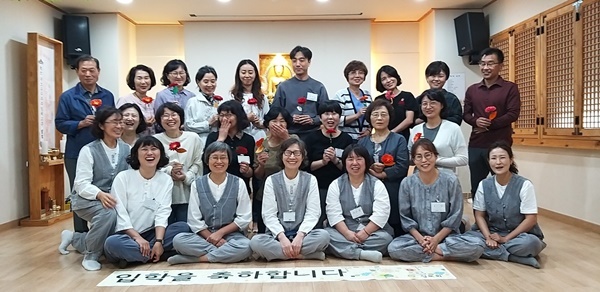 불교대학 입학식 봉사 중에(맨 앞줄 오른쪽에서 세 번째 조은정 님)