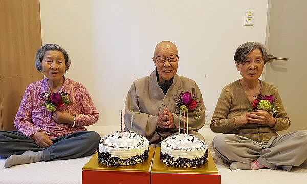 어버이날 대중들에게 받은 꽃다발을 가슴에 꽂고 기념 사진