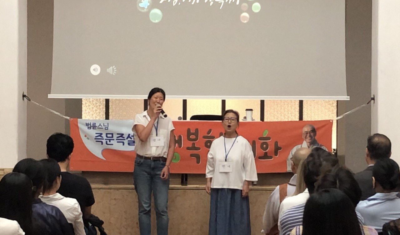 밀라노 듀엣 공연, 노래 ‘고향의 봄’, (왼쪽 최선영 님, 오른쪽 김애경 님) 밀라노 듀엣 공연, 노래 ‘고향의 봄’, (왼쪽 최선영 님, 오른쪽 김애경 님)