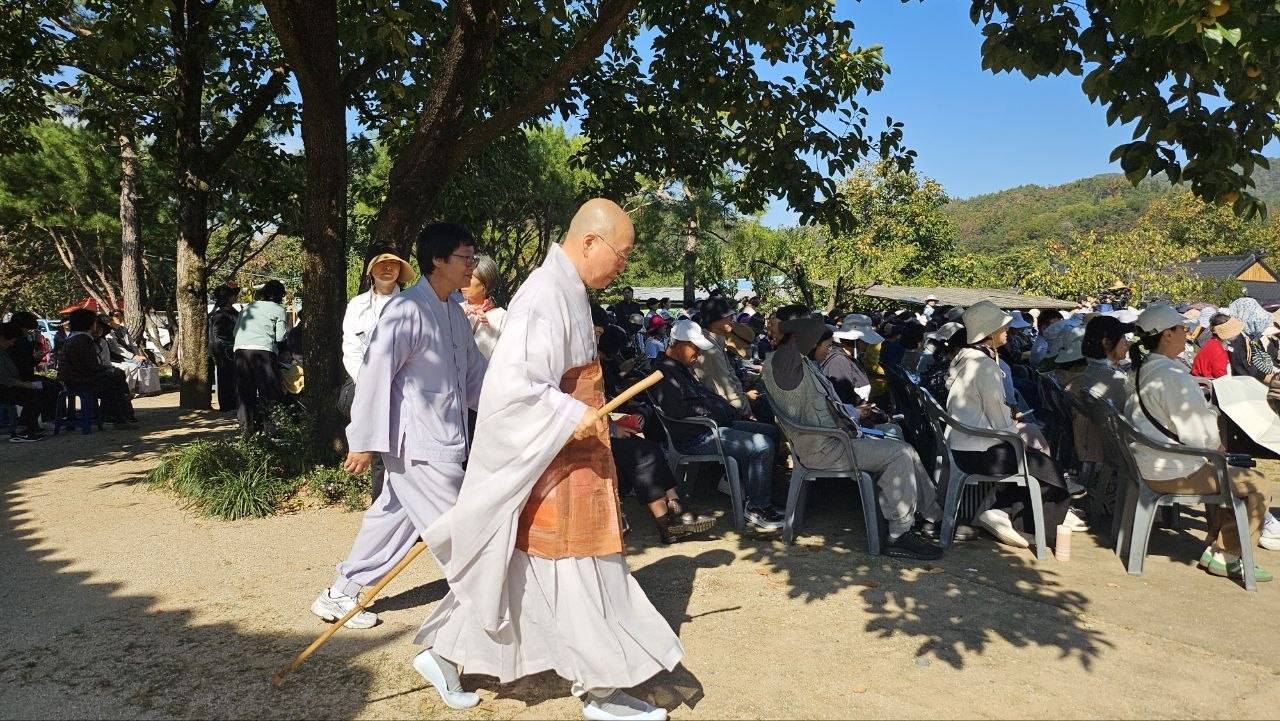 행사장에 입장하는 법륜스님 행사장에 입장하는 법륜스님